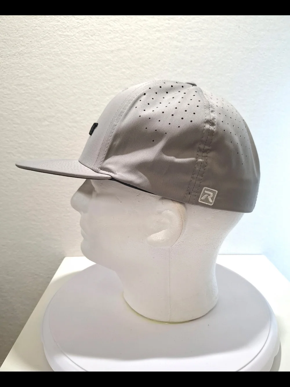 GOHUNT Men's Gray Logo Snapback Hat